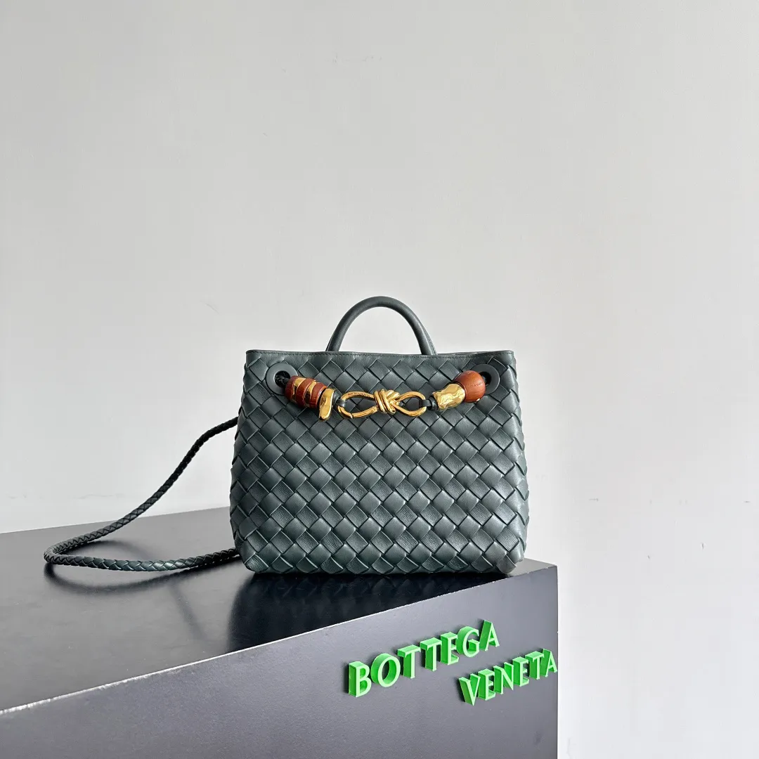 The new Andiamo batch of 3060 BV is shipped‼ ️The classic intercciato weaving process is used to create a soft bag, the metal knot is made of micro-cast aluminum using jewelry technology🪢, and the decorative beads are made of metal and hand-polished oak, allowing you to jump repeatedly between elegance and fun💃, making it unpredictable. Classic and versatile, it shows off your temperament, and the bag has a large capacity, making it very convenient for daily commuting! It has a variety of carrying methods, the shoulder straps can be adjusted by yourself, the original lambskin feels soft and delicate, and the unisex style breaks gender boundaries and brings a more practical and long-lasting use experience. The Andiamo, which has both elegant and casual styles, perfectly interprets the "fashionable old money style". Style number: 743568+wood hardware Color: dark green Size: 25*22*10.5cm